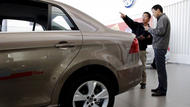 <p>
	Клиенти в шоурум на германската марка в Пекин.&nbsp;<em>Снимка: Ройтерс</em></p>
