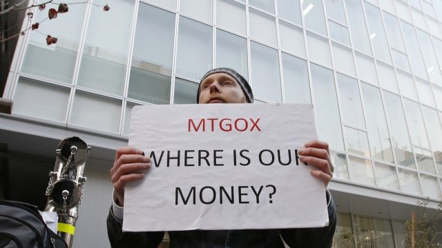 <p>
	Протестиращи от целия свят се събраха пред седалището на Mt Gox в Токио. <em>Снимка: Ройтерс</em></p>
