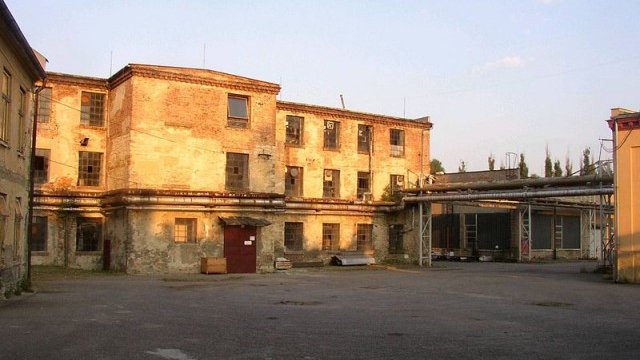 <p>
	Фабриката на Шиндлер се руши, местната власт в Бърненец се надява да я възроди и да се открият и нови работни места. Снимка: Wikipedia</p>
