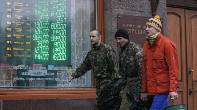 <p>
	Заради страховете за масов отлив на средства от банките някои от финансовите институции временно затваряха клонове и въведоха лимити за теглене на пари. <em>Снимка: Ройтерс</em></p>
