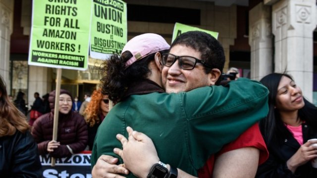 <p>
	Привърженици на профсъюзите празнуват победата при вота. <em>Снимка: Bloomberg&nbsp;</em></p>
