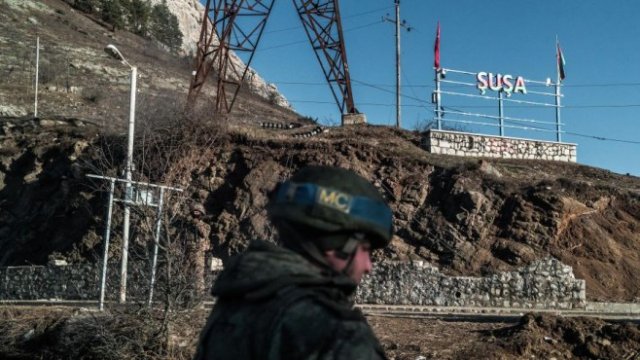 <p>
	Руски мироопазващ войник стои на контролно-пропускателен пункт в Шуша, завлазян от Азербайджан на 08 ноември 2020 г. <em>Снимка: EPA/CHRISTOPHE PETIT TESSON</em></p>
