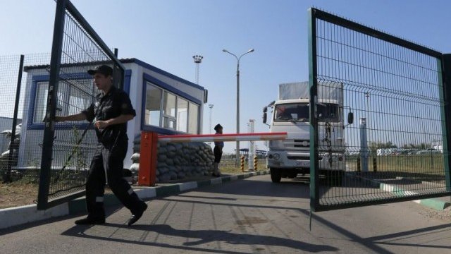 <p>
	Първият руски конвой с хуманитарна помощ за Източна Украйна вече се върна в Русия. <em>Снимка: Ройтерс</em></p>
