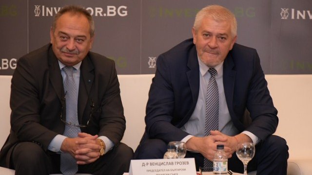 <p>
	Д-р Ваньо Шарков и д-р Венцислав Грозев по време на Здравен дебат. <em>Снимка: Investor.bg</em></p>
