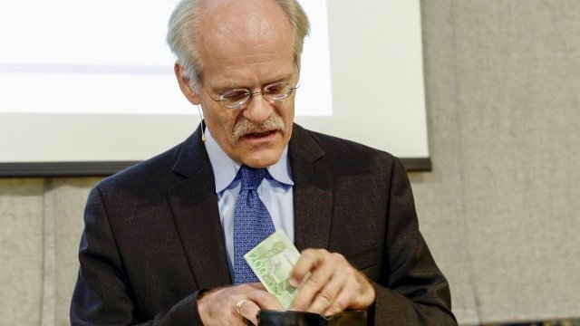 <p>
	Гуверньорът Стефан Ингвес.&nbsp;<em>Снимка: архив Ройтерс</em></p>
