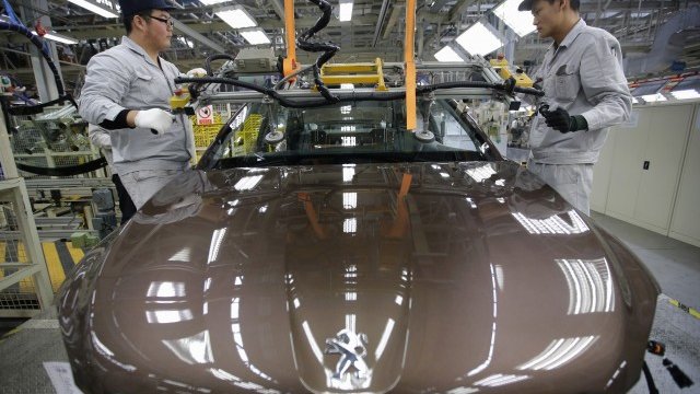 <p>
	Съвместната фабрика на&nbsp;Peugeot и&nbsp;Dongfeng в Ухан. <em>Снимка: Ройтерс</em></p>
