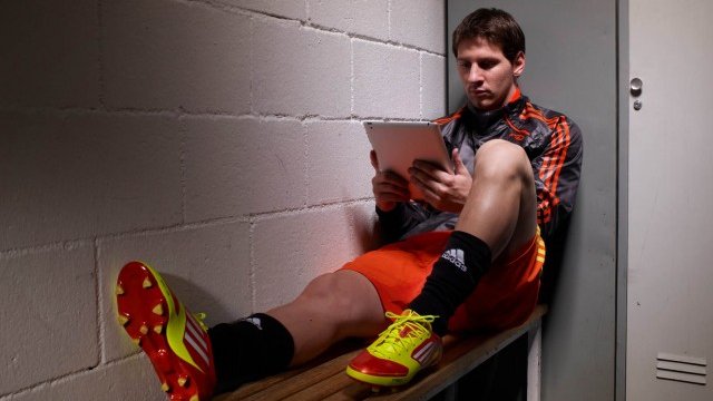 <p>
	<em>Лео Меси преглежда данните от физическото си представяне на таблета си. Снимки: Adidas</em></p>
