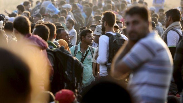 <p>
	Бежанци чакат на границата между Гърция и Македония. <em>Снимка: Ройтерс</em></p>
