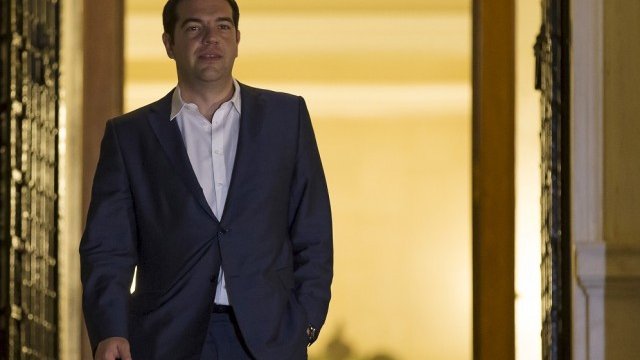 <p>
	Алексис Ципрас напуска правителствената резиденция след заседание на кабинета. Дали ще се върне след изборите? Снимка<em> Ройтерс</em></p>
