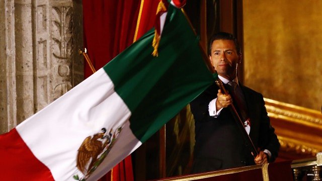 <p style="text-align: justify;">
	Президентът Енрике Пеня Нието развява флага на Мексико. <em>Снимка: Ройтерс</em></p>
