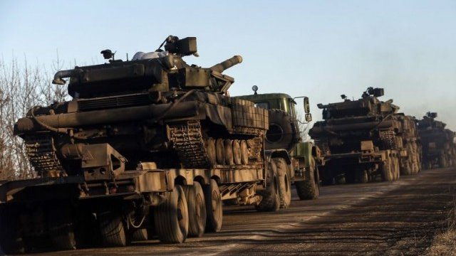 <p>
	Украинската армия превозва танкове към размирните източни региони. <em>Снимка: архив, Ройтерс</em></p>

