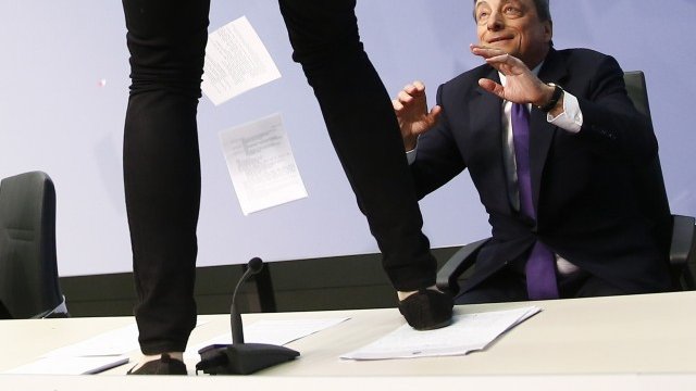 <p>
	Марио Драги брани политиката на ЕЦБ. <em>Снимка: Ройтерс</em></p>
