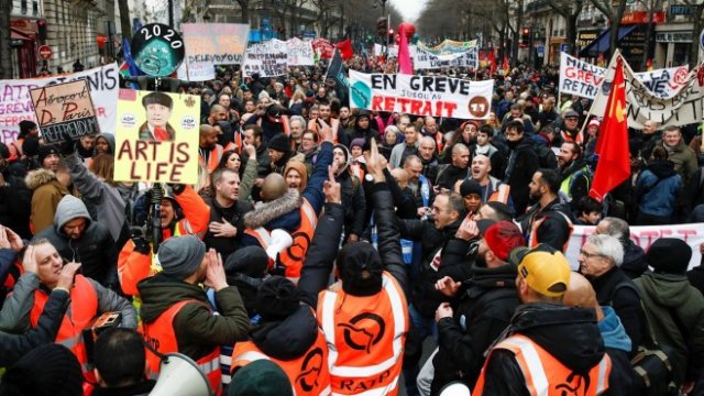 <p>
	Протестите във Франция срещу пенсионната реформа продължиха и в навечерието на Новогодишните празници. <em>Снимка: Ройтерс</em></p>
<p>
	&nbsp;</p>
