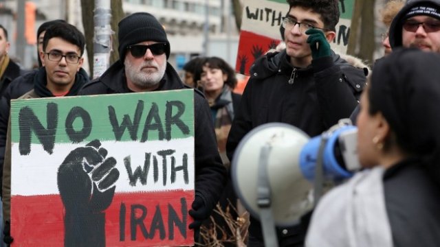 <p>
	На фона на засиленото напрежение между САЩ и Иран демонстранти протестират срещу войната пред консулството на САЩ в Торонто. <em>Снимка: Ройтерс</em></p>
