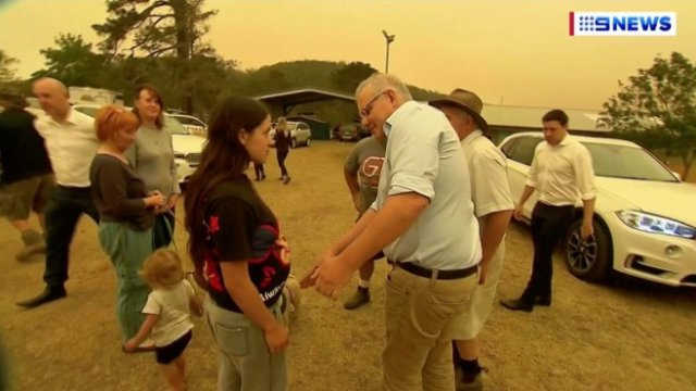 <p>
	Много граждани отказват да стиснат ръката на премиера. <em>Снимка: Ройтерс</em></p>
