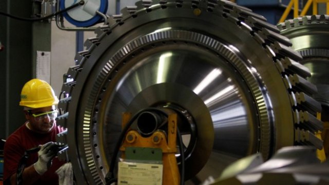<p>
	Служител на Siemens в завода за турбини в Берлин. <em>Снимка: Ройтерс</em></p>
