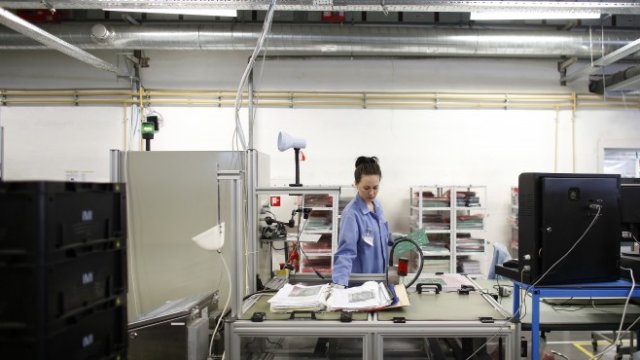 <p>
	Завод за процесори в Ботевград. <em>Снимка: архив Ройтерс</em></p>
