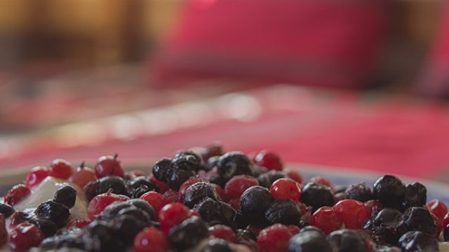 <p>
	Закуска с домашно кисело мляко и горски плодове в една от къщите за гости в Момчиловци. <em>Снимка: Надежда Бочева, Investor.bg</em></p>
