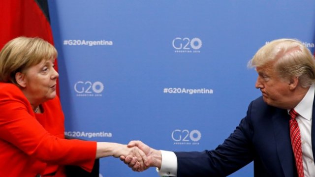 <p>
	Германският канцлер Ангела Меркел (вляво) и американският президент Доналд Тръмп при последната им засега официална среща. <em>Снимка: Ройтерс</em></p>
