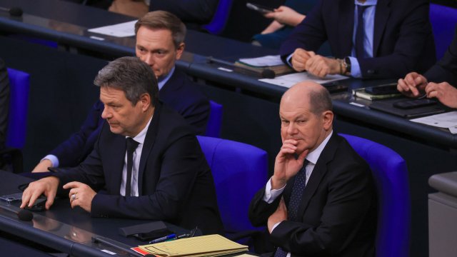 Германският финансов министър Кристиан Линднер (вляво), икономическият министър Роберт Хабек (в средата) и канцлерът Олаф Шолц (вдясно). Снимка: Bloomberg L.P.