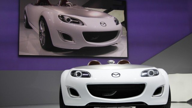 <p>
	Базовият модел Mazda MX-5 на автомобилното изложение във Франкфурт. <em>Снимка: Архив Ройтерс</em></p>
