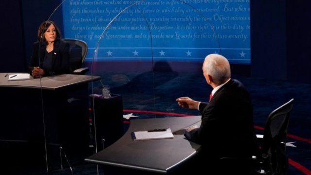 <p>
	Двамата кандидати за вицепрезиденти. <em>Снимка: Morry Gash/AP Photo/Bloomberg</em></p>
