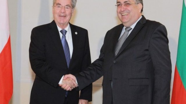 <p>
	Австрийския държавен глава Хайнц Фишер се срещна с премиера Георги Близнашки. <em>Снимка: БТА</em></p>
