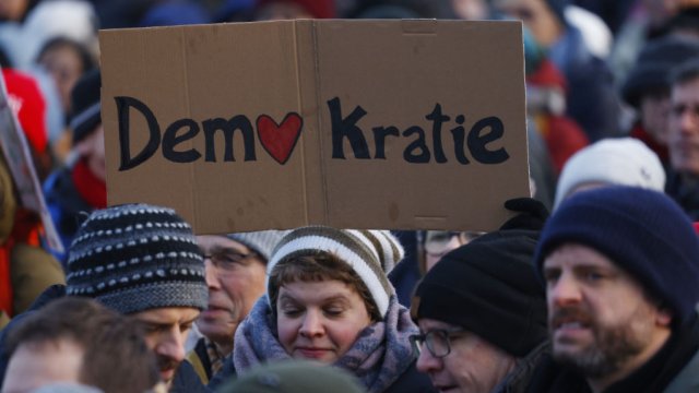 Кадър от протестите срещу крайнодясната AfD в Германия през януари. Снимка: Michele Tantussi/Getty Images