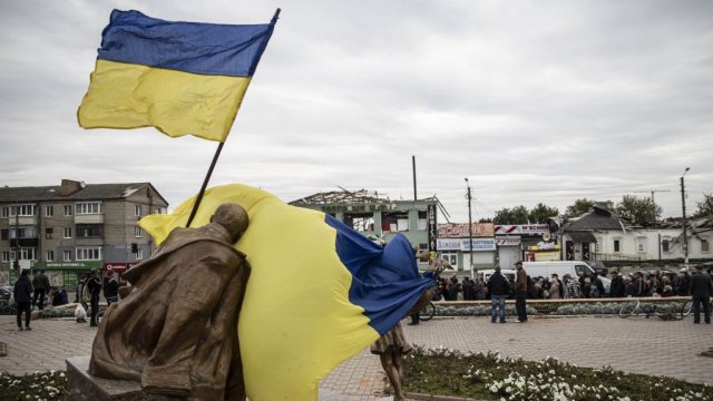 Украинското знаме се развява в освободения от Киев град Балаклия в югоизточната част на Харков. Снимка: Metin Aktas/Anadolu Agency via Getty Images