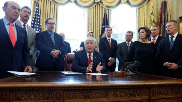 <p>
	Доналд Тръмп при подписване заповедта за раследването. <em>Снимка: Ройтерс</em></p>
<p>
	&nbsp;</p>
