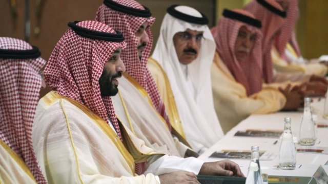 <p>
	Мохамед бин Салман, престолонаследникът на Саудитска Арабия, вторият отляво, e временен председателстващ на срещите. <em>Снимка:&nbsp; Ким Кюнг-Хун / Pool чрез Bloomberg</em></p>
