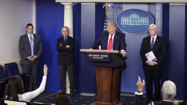 <p>
	Членове на американския оперативен щаб. <em>Снимка: Yuri Gripas/Abaca Press/Bloomberg</em></p>
