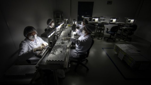 <p>
	Производство на ваксината на Biontech в Сао Пауло, Бразилия. Снимка: Jonne Roriz/Bloomberg</p>
