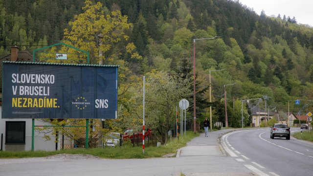 Билборд за европейските избори от Словашката национална партия, коалиционен партньор на премиера Роберт Фицо, гласи &bdquo;Няма да предадем Словакия в Брюксел&ldquo;. Снимка: Bloomberg