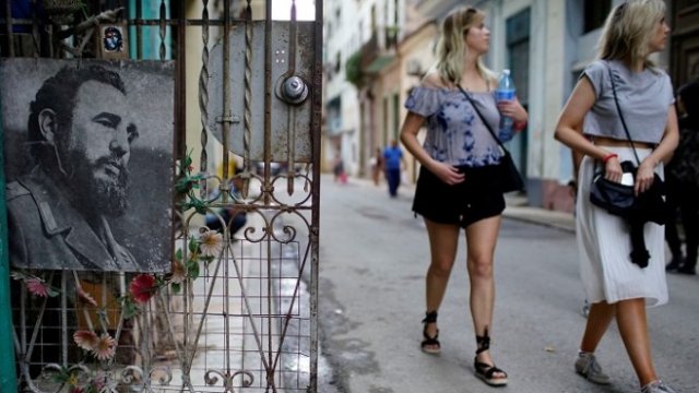 <p>
	<em>Туристи в Хавана. Снимка: Архив Ройтерс</em></p>
