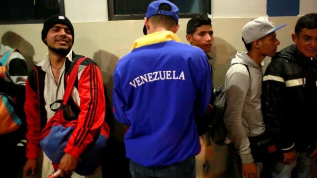 <p>
	Граждани на Венецуела чакат на опашка на границата с Перу. <em>Снимка: Архив Ройтерс</em></p>
