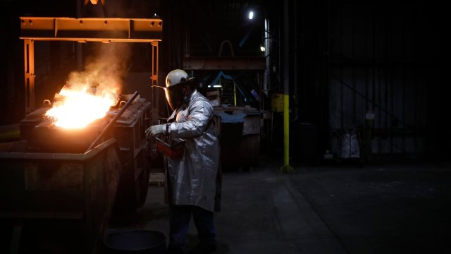 Работник във фабрика за производство на метални изделия. Снимка: Luke Sharrett/Bloomberg