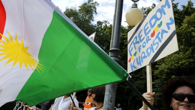 <p>
	Протестиращи в подкрепа на кюрдите <em>Снимка: Ройтерс</em></p>
