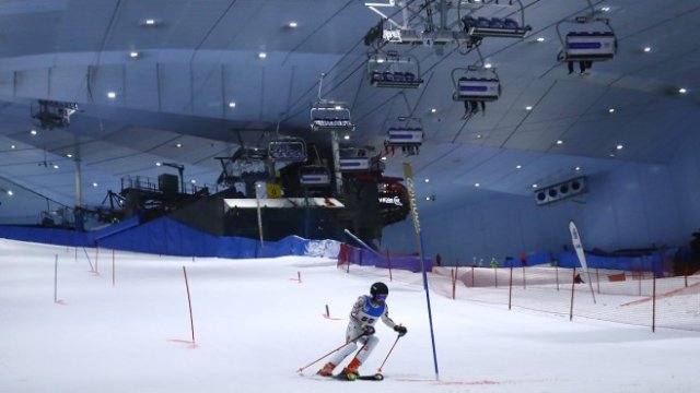 <p>
	Скиор се състезава по време на DXB Snow Week в Ski Dubai през 2020 г. в Дубай. <em>Снимка: Francois Nel/Getty Images</em></p>
