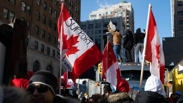 Полицията в Отава иска да спре доставките на гориво за конвоя камиони