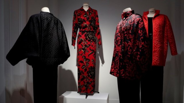 <p>
	Част от тоалетите, предложени на търга. <em>Снимка: Ройтерс</em></p>
