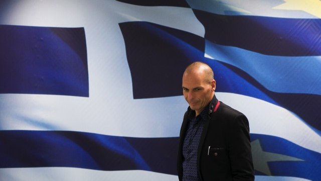 <p>
	Новоизбраният министър на финансите Янис Варуфакис ще опита да предоговори дълга на Гърция. <em>Снимка: Ройтерс</em></p>
