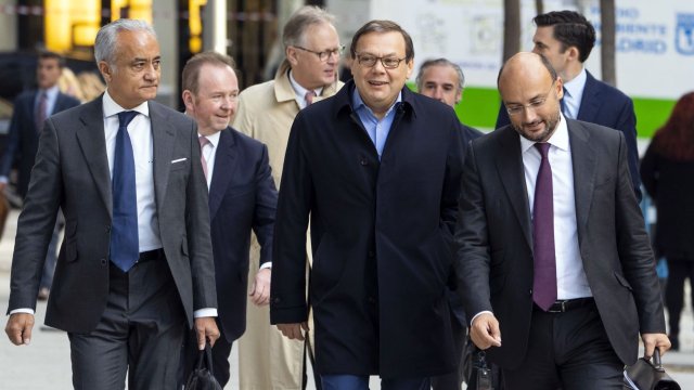 Михаил Фридман (в средата) е завел искове срещу Люксембург и Великобритания заради замразени активи. Снимка: Bloomberg LP