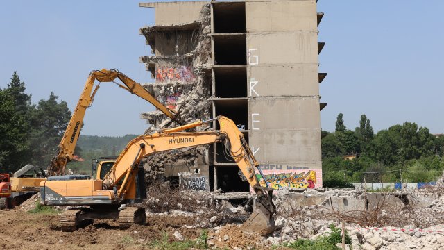 На терена в кв. Горна баня, министърът на здравеопазването д-р Галя Кондева провери напредъка на дейностите по събарянето на старите сгради и разчистването на терена на Националната детска болница. Снимка: БГНЕС