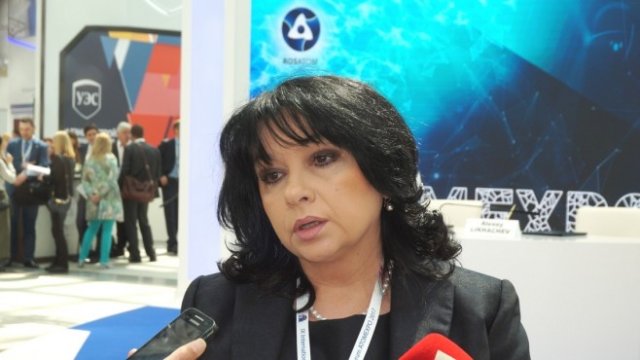 <p>
	<em>Теменужка Петкова посети &quot;Атомeкспо&quot; в Москва. Снимка: Investor.bg</em></p>
