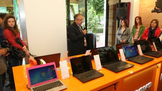 <p>
	Аурел Нетин при откриването на нов магазин на марката в Румъния.&nbsp;<em>Снимка: Lenovo</em></p>
