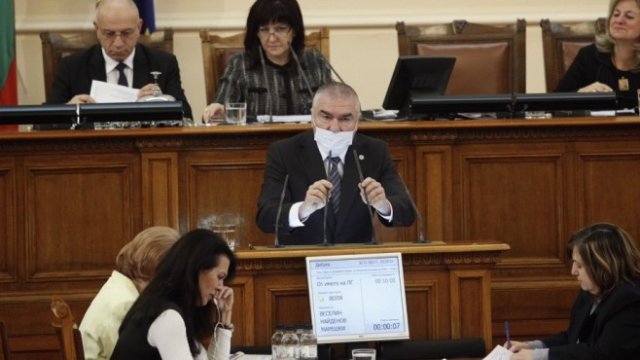 <p>
	Веселин Марешки: &quot;С маски сме, защото има риск да се заразим от умопомрачителност&quot;. <em>Снимка: Олег Попов, Investor Media Group</em></p>
