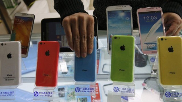 <p>
	Смартфоните на Apple вече са по рафтовете на&nbsp;China Mobile. <em>Снимка: Ройтерс</em></p>
