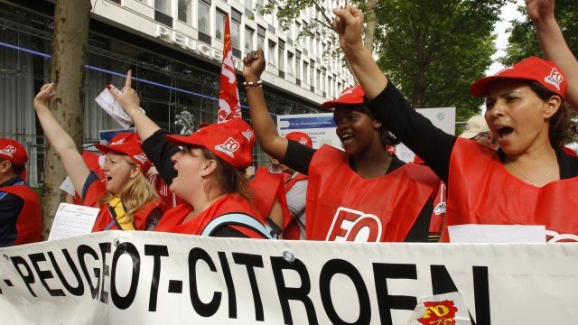 <p>
	Служители на&nbsp; Peugeot Citroen протестират в края на юни пред централата на концерна срещу плановете за новите съкращения.<em> Снимка: Ройтерс</em></p>
