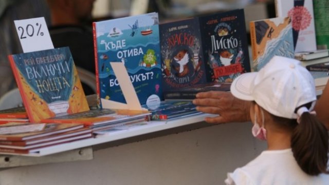 Рекорден интерес към изложението “Алея на книгата”